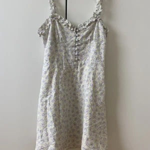 Blommig klänning zara - Supersöt blommig klänning från zara!!⭐️⭐️ 