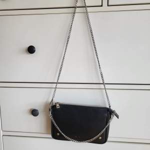 https://www.ahlens.se/produkter/mode/cami-florence-bag-5dbb7654-5175-417b-92e7-1286c6b1d55e