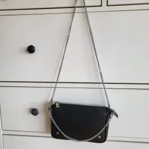 https://www.ahlens.se/produkter/mode/cami-florence-bag-5dbb7654-5175-417b-92e7-1286c6b1d55e