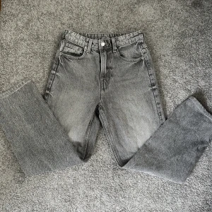 Straight ultra highwaist grå jeans - Grå &Denim by H&M stl 36. Straight highwaist