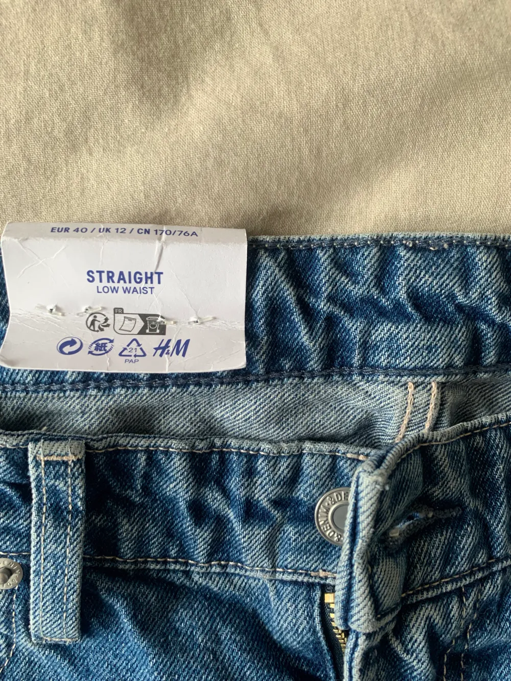 Snygga jeans från HM i storlek 40. Helt nya med etticket på. De är även straight i modellen. 💗. Jeans & Byxor.