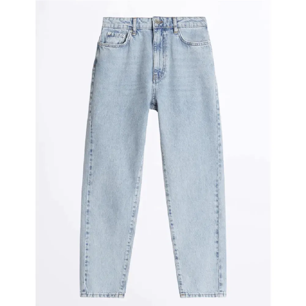 Säljer nu mina mom jeans från Gina tricot då de tyvärr inte kommer till användning, annars superfina! De har blivit lite mer åt de grå/blåa hållet istället för bara blå, för fler bilder kom privat! Slutsålda på hemsidan! Köparen står för frakt❤️. Jeans & Byxor.