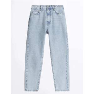 Säljer nu mina mom jeans från Gina tricot då de tyvärr inte kommer till användning, annars superfina! De har blivit lite mer åt de grå/blåa hållet istället för bara blå, för fler bilder kom privat! Slutsålda på hemsidan! Köparen står för frakt❤️