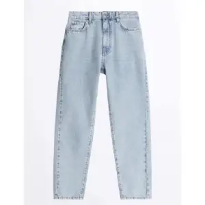 Säljer nu mina mom jeans från Gina tricot då de tyvärr inte kommer till användning, annars superfina! De har blivit lite mer åt de grå/blåa hållet istället för bara blå, för fler bilder kom privat! Slutsålda på hemsidan! Köparen står för frakt❤️