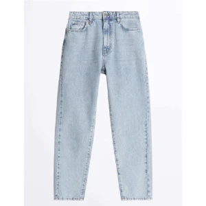 Mom jeans gina - Säljer nu mina mom jeans från Gina tricot då de tyvärr inte kommer till användning, annars superfina! De har blivit lite mer åt de grå/blåa hållet istället för bara blå, för fler bilder kom privat! Slutsålda på hemsidan! Köparen står för frakt❤️