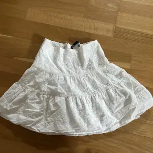 Jättefin vit kjol från zara! Säljer pga av att den är för liten. Använd ett fåtal gånger. Fint mönster på kjolen med lite blommor, se bild! 