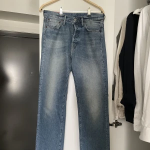 Acne Studios 1996 jeans - Storlek w28 l32 Använda ett par gånger Perfekt blå wash enligt mig