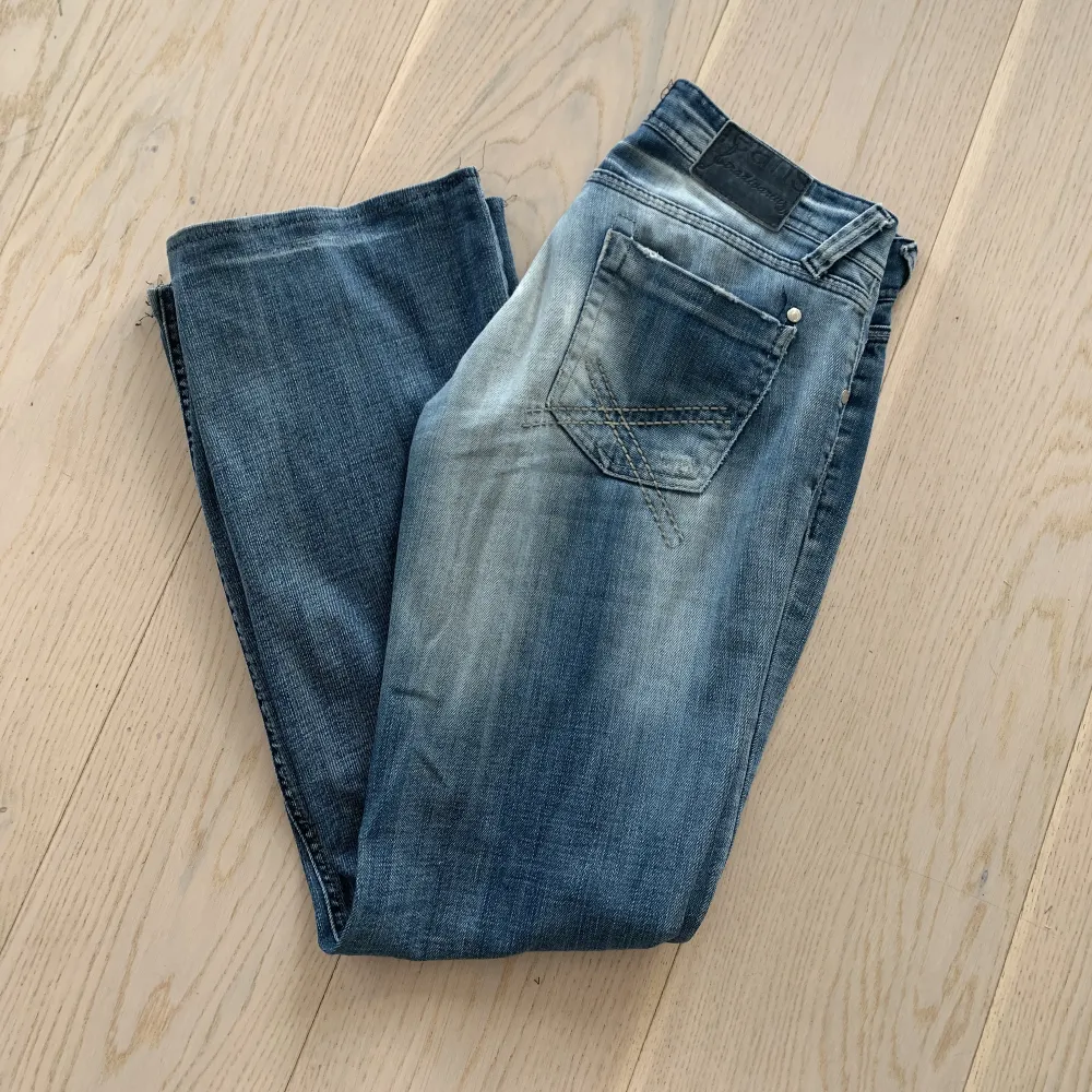 Säljer dessa as coola lågmidjade jeans med mönster på fickorna eftersom att dem är för korta för mig.. Innerbenslängden är 76 cm och midjemåttet är 85! Hör av dig om du har några frågor!🌸. Jeans & Byxor.