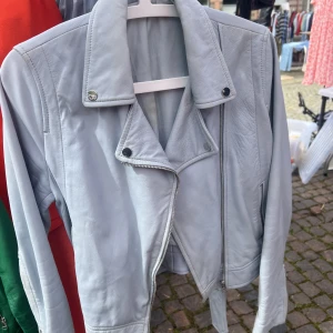Skinnjacka - Ljusblå skinnjacka