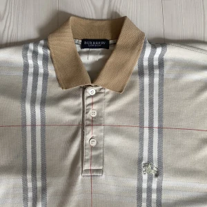 Burberry pike - Vintage burberry pike som är i mycket bra skick! Den passar storlek M. Kom privat vid frågor och annat!