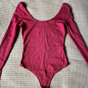 Body Bikbok - Body från bikbok, nästan inte använd. Hallonfärgad. XS-S 💕