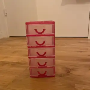 Rosa plast förvaring med 5 lådor. Använd köp nu!