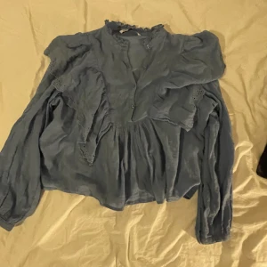 Blå blus - Blå jättefin blus från zara, är mer blå i verkligheten. Storlek S Jag kan absolut skicka fler bilder, mörkt ute så jag kunde inte ta så fina nu. Kan möjligtvis pruta vid snabb affär. Kan posta fort.💕