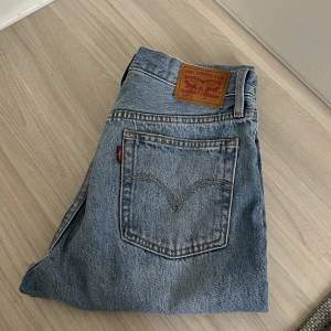 Ett par blåa 501’s skinny jeans. Köpare betalar frakt.  Storlek W.27 L.30