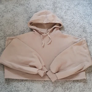 Hoodie från gina - Säljer en beige hoodie från gina tricot pga att den är för liten och kommer inte till användning. Den är jättemjuk och i fint skick💗