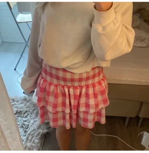 Volang kjol - Söt rosa volang kjol i fint skick, använd fåtal gånger, den är även väldigt fin som topp💕