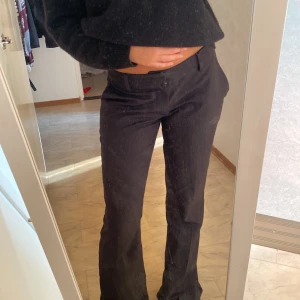 Lågmidjade kostymbyxor  - Säljer dessa trendiga kostymbyxor från Bik bok i mycket bra skick. Passar till allt och formar sjukt bra! Slut i de flesta storlekar 
