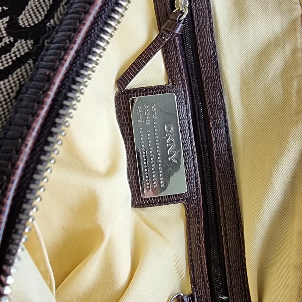 Vintage DKNY väska 🤎 Då den är vintage finns små slitage men inget märkbart bla små fläckig insida. Finns fler bilder 🌞  FRI FRAKT 💙. Väskor.