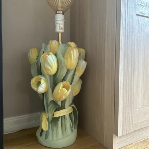 Keramiklampa - Tulpan - Säger min keramiklampa, använder endast en stor glödlampa men man kan även ha en lampakärm.   Inköpt begagnat och nypris är något högre. Kom med bud! 
