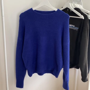 stickad tröja - Superfin stickad tröja från Zara i  fint skick! Pris går att diskuteras🩷