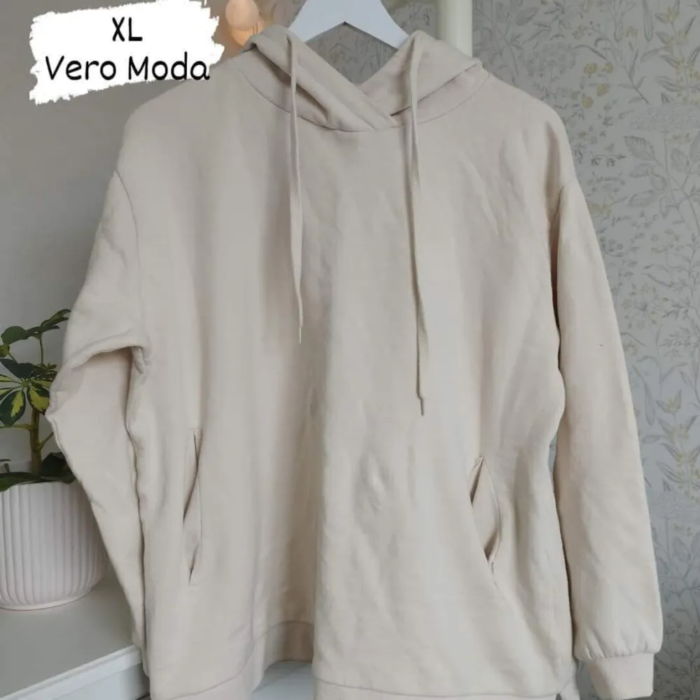 Beige hoodie i storlek XL från Vero Moda. Knappt använd.. Hoodies.