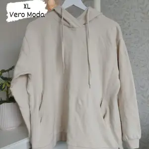 Beige hoodie i storlek XL från Vero Moda. Knappt använd.