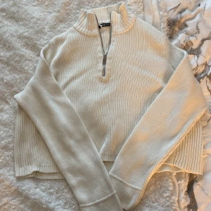 Fin lite tjockare tröja - Säljer en jätte jättefin lite tjockare stickad tröja från Gina, den är lite kortare än en vanlig tröja men inte så farligt , har nästan aldrig använt då jag inte tycker jag passar så bra i den , me. Den är i jätte fint skick! dragkedjan är som ny!❤️