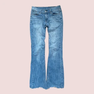 Brandy Melville Low Waist Jeans - Snygga jeans från Brandy Melville med låg midja och bootcut. Avklippta och något slitna nedtill men fortfarande superfina 💕