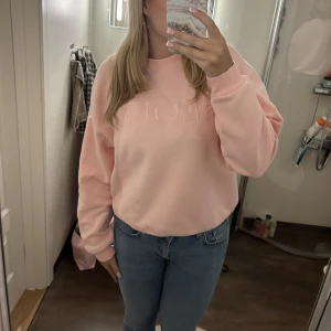 Seoul tröja - Superfin sweatshirt från monki med texten ”seuol” 💕 Knappt använd!!