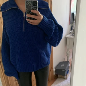 Stickadtröja med dragkedja  - Blå stickad tröja med dragkedja i storlek L från Ginatricot. (Jag är vanligtvis en S) En liten defekt på höger ärmen men inget man lägger märke till. Annars som ny men säljer då jag inte har någon användning av den. Hör av dig vid frågor!💖