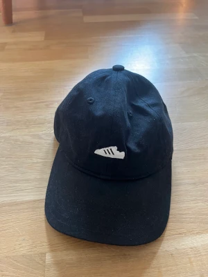 Adidas keps - Keps från Adidas Originals, med superstar skon broderad på. Knappt använd