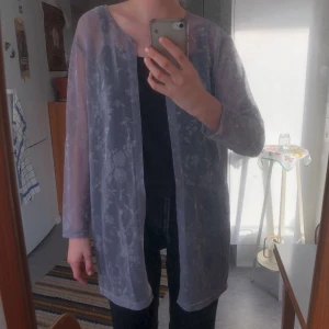 Kimono i mesh - Lilaskimrande kimono i mesh. Storlek XS/S💜