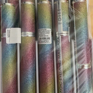 Glittrig mascara - Mascara (svart) med glittrigt fodral. Aldrig använda. 30kr styck orginal pris 150kr styck