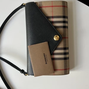 Märkesväska  - Burberry väska vintage använd men i fint skick finns inte i butik länge haft ett tag nu men bara hängt på en krok och samlat damm tyvärr så använder den inte längre 