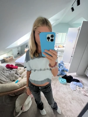 T-shirt - As cool typ tie dye tröja, använd fåtals gånger!! Bra skick storlek xs-s🥰🥰