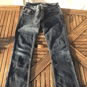 lågmidjade jeans  - Säljer dessa superfina lågmidjade/bootcut jeans då de tyvärr inte passar mig. Nysick. Vid fler bilder elr frågor är det bara att konstkat mig!💗