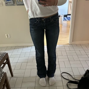 Lågmidjade jeans - Skitsnygga mörkblå lågmidjade bootcutjeans från amisu med coola detaljer på bakfickorna🙌🏻strl 28 men passar mig som brukar ha 25/26/27 i midjan och är 170💗