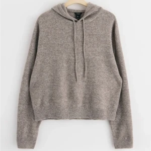 Stickad tröja - Säljer nu min eftertraktade lindex tröja då den inte kommer till användning. Har knappt använt den då jag känner att färgen inte passar mig, superfint skick 💕