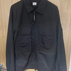 Säljer min cp company jacka/overshirt då den inte kommer till användning och har en liten repa på loggan därav det låga priset, köparen står för frakt. Nypris 4000