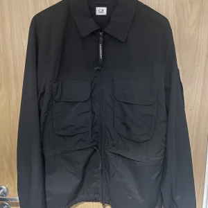 Cp company jacka - Säljer min cp company jacka/overshirt då den inte kommer till användning och har en liten repa på loggan därav det låga priset, köparen står för frakt. Nypris 4000