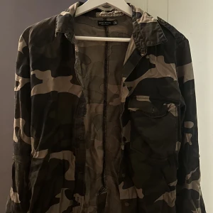 Militär kofta/jacka Bershka - Säljer denna från Bershka. Tunt material, så passar nog bättre som kofta eller att ha på jobbet/skolan. Skön och snygg att ha på sig