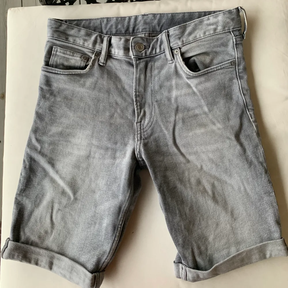 Grå jeansshorts från HM i storlek 29 Använda fåtal gånger, i väldigt bra skick . Shorts.