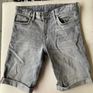 Jeansshorts  - Grå jeansshorts från HM i storlek 29 Använda fåtal gånger, i väldigt bra skick 