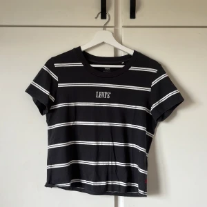 Levis tshirt  - en randig Levis T-shirt i väldigt fint schick. 