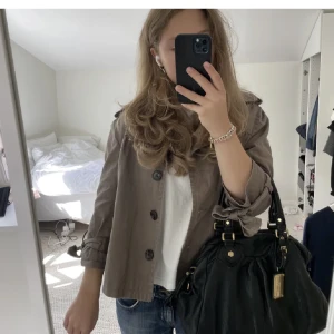 Trekvartsärmad jacka - (Återpublicerar pga oseriös köpare)Säljer denna assnygga Trekvartsärmade jacka! 💗 obs! Första bilden är lånad, skriv för fler eller frågor❤️