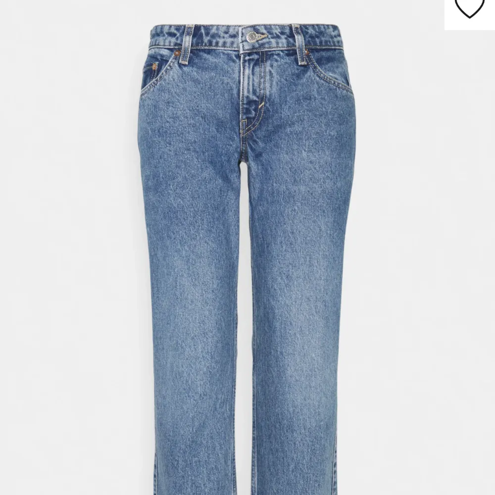 Super snygga lågmidjade jeans, straight leg, från weekday💓Använda väldigt få gånger . Jeans & Byxor.