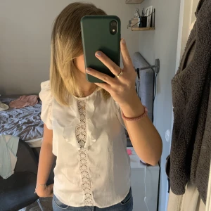 Vit blus - Supersöt topp med volanger från Mango!💕 Storlek xs