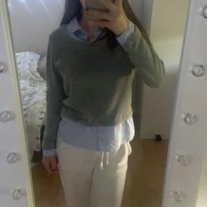 Grå tröja med skjorta - Söt grå tröja med insydd randig skjorta från ONLY, pris kan diskuteras 🫶