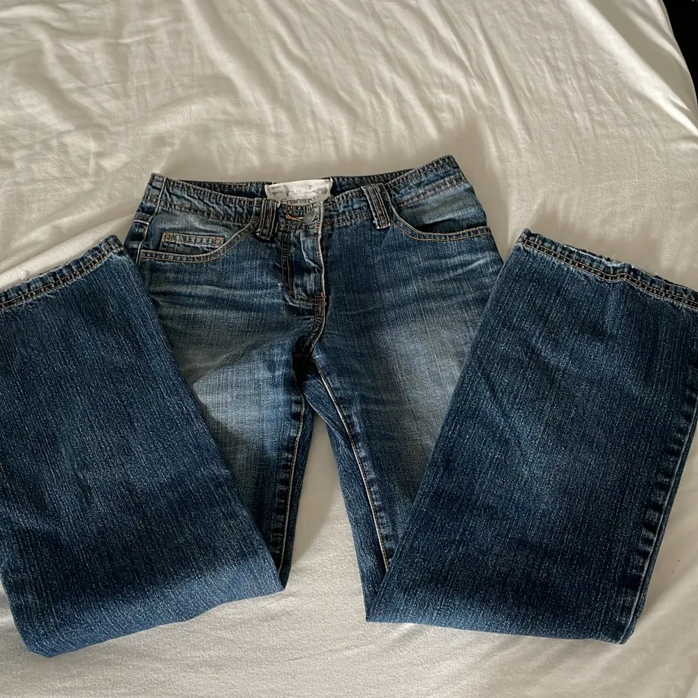 skit snygga low waist jeans som inte passar. Jag är 155cm passar nog någon som är 145-150 max🩷änvänd inte köp nu.. Jeans & Byxor.