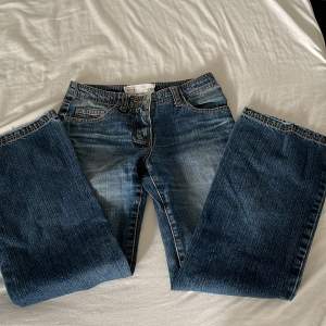 skit snygga low waist jeans som inte passar. Jag är 155cm passar nog någon som är 145-150 max🩷änvänd inte köp nu.